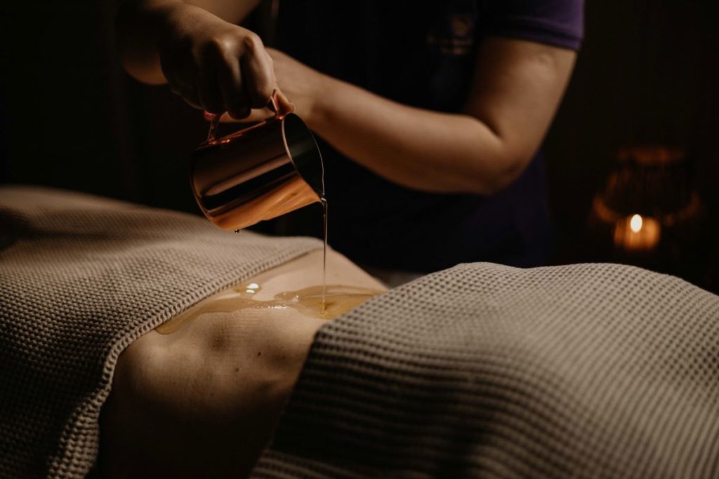 Kräuteröle für Behandlungen bei Panchakarma Kur