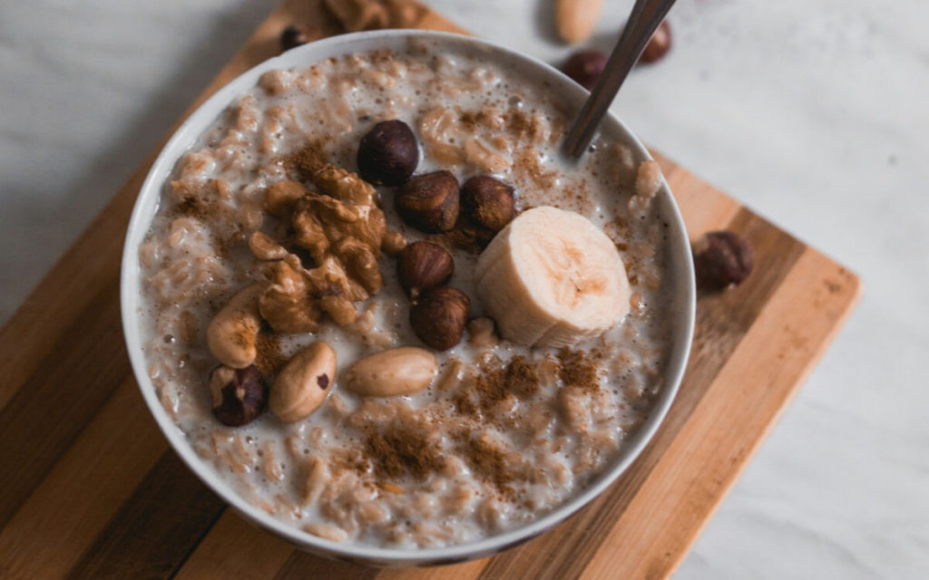 Ayurveda-Frühstück aus Reis-Buchweizen mit Kakao Ayurveda-Frühstück aus Reis-Buchweizen mit Kakao