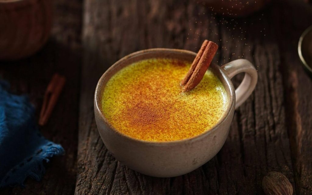 Ayurveda Frühstücks-Rezept für Goldene Milch
