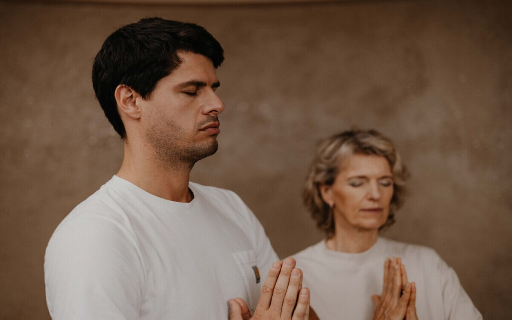 Bhramari Pranayama Bienenatmung Bhramari Pranayama (Bee Breath)