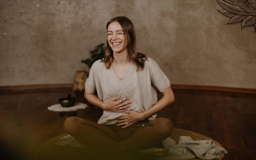 Dirgha Pranayama Bauchatmung Dirgha Pranayama: Abdominal Breathing