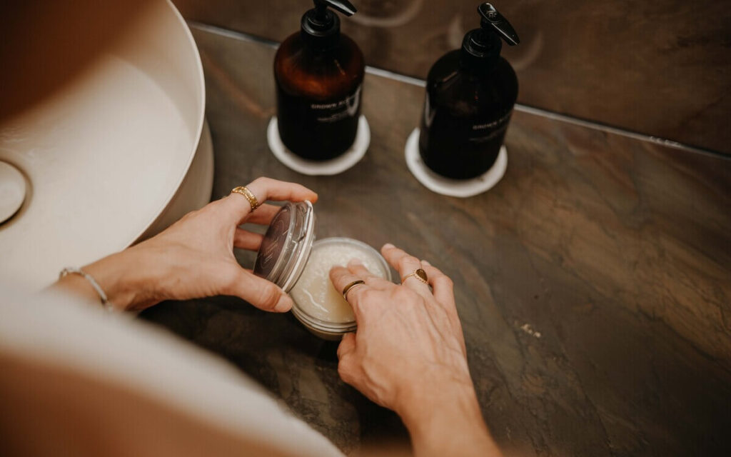 Ölziehen Bedeutung im Ayurveda The Significance of Oil Pulling in Ayurveda