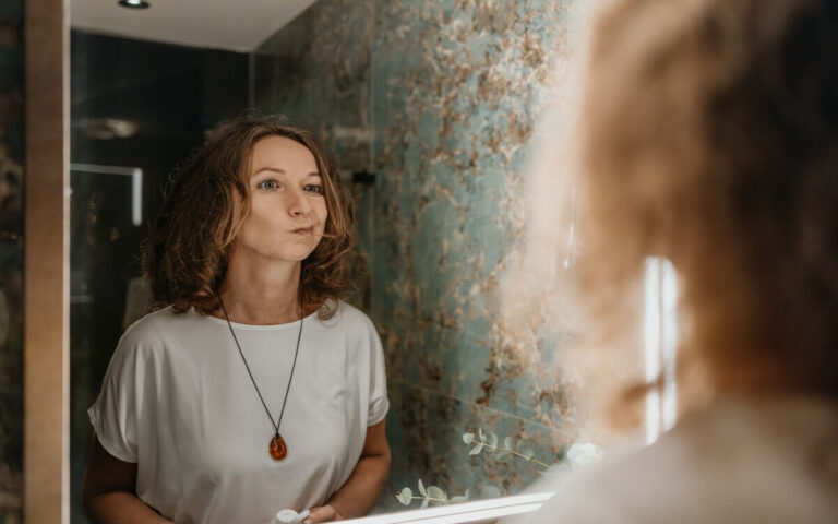 Ölziehen und Zungenreinigung im Ayurveda