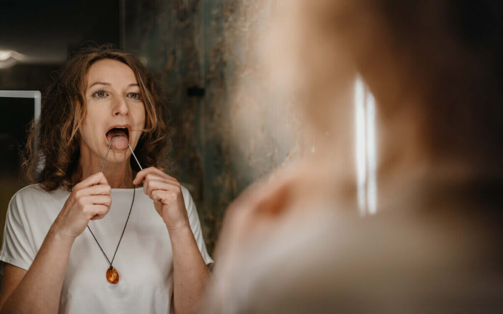 Zungenreinigung im Ayurveda Tongue Cleaning in Ayurveda